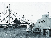 「袋町の埋立地で行われた装甲自動車の献納式」の画像