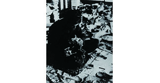 「縄文土器の復元に没頭する篤三郎」の画像