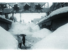 「道路に雪がいっぱい」の画像