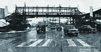 「横断歩道橋第1号完成」の画像