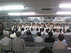「長岡少年少女合唱団が追慕の合唱を披露」の画像