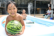 記事「アオーレ長岡でプール開き　８月いっぱいまで」の画像