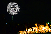 記事「慰霊と世界平和の願いを込め「白菊」を夜空へ」の画像