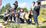 記事「秋真っ盛り！親子でサツマイモ掘り体験」の画像
