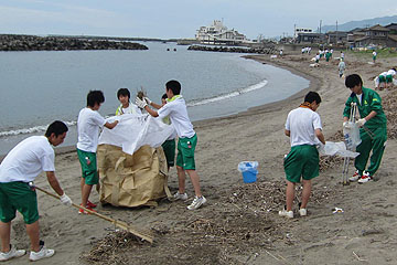 「東北中学校の３年生によるごみ拾い」の画像