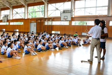 「地元の関原小学校６年生と火起こし対決」の画像