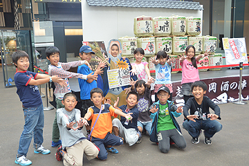 「坂之上小学校の子どもたちも寅三郎になりきり写真をパシャリ！」の画像