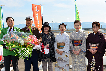 「森市長と蓬平温泉宿の女将が利用者に記念品を贈呈」の画像