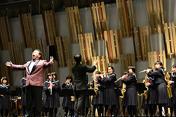 「バリトン歌手・豊島雄一さんは三島中学校吹奏楽部と共演」の画像