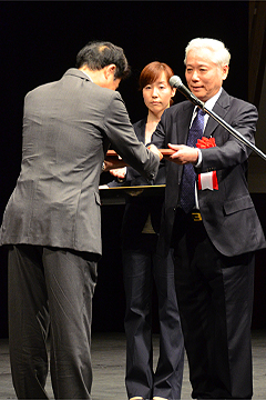 「今年の受賞者は新潟大学名誉教授・内藤眞さん」の画像