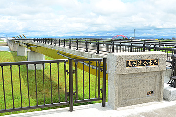 「左岸側の親柱にある「大河津分水路」の銘板」の画像