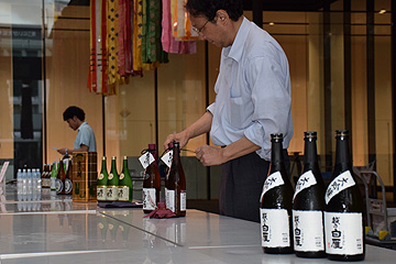 「極上の日本酒を注ぎ乾杯を待ちます」の画像
