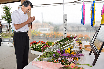 「’04中之島記念公園でも献花台を設置」の画像