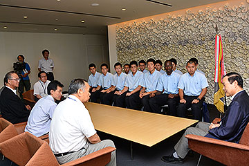 「帝京長岡高校男子バスケットボール部の選手が森市長を訪れました」の画像