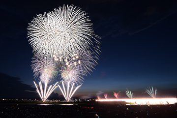 「大手大橋のナイアガラと超大型スターマイン「長岡の大花火」」の画像