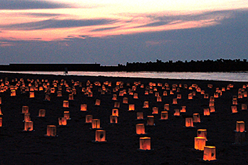 「感謝を込めた灯籠が夕暮れの砂浜をほのかに灯しました」の画像