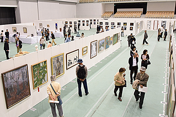 「アリーナでは市美術展覧会を開催」の画像