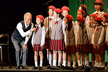 「谷村さんが合唱団の子どもたちに質問」の画像