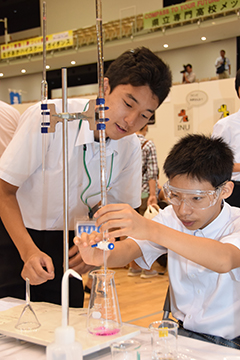 「長岡工業高校の生徒が実験方法を丁寧に説明」の画像