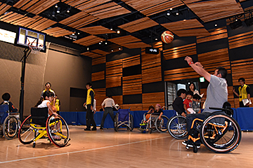 「参加者も実際に車椅子に乗ってバスケットボールを体験」の画像