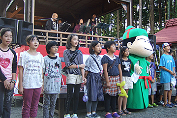 「わし麻呂くんと和島小学校の児童が校歌を合唱」の画像