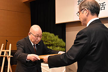「加藤教育長から廣橋利雄さんへ感謝状が贈られました」の画像