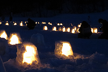 「約1,600個の雪灯りで幻想的な世界に」の画像