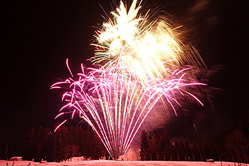 「雪上花火が冬の夜空を彩り、フィナーレを飾りました」の画像