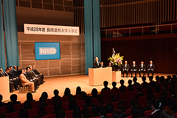 「森市長は「長岡市民の大学への思いを心に置いて勉学に励んでください」と述べました」の画像
