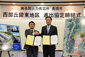 「代表取締役の井上博文さんと森市長が進出協定を交わしました」の画像