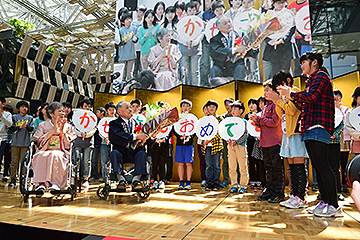 「脇野町小学校６年生66人はお祝いの言葉と花束を贈りました」の画像