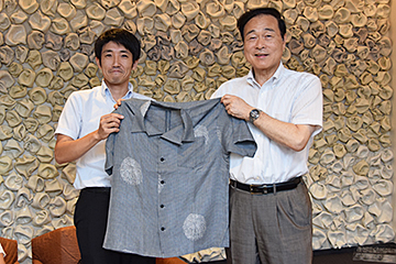「森市長に栃尾産アロハシャツを贈呈」の画像