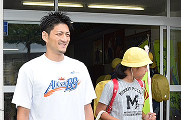 「佐藤公威選手が登校する児童を出迎えました」の画像