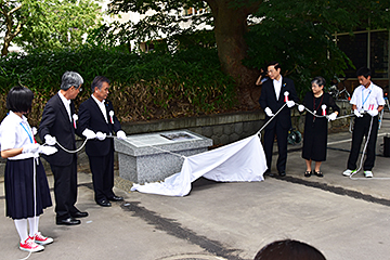 「長岡空襲爆撃中心点の碑の除幕式」の画像
