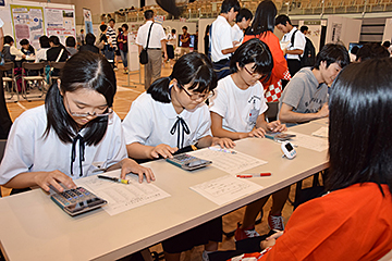 「長岡商業高校は電卓計算体験を実施」の画像