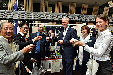 「酒の陣で長岡の日本酒を味わうライベ市長」の画像
