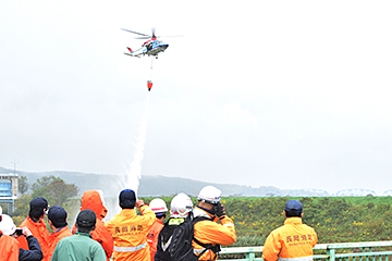 「県消防防災航空隊による消火訓練」の画像