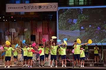 「山本中学校は全校で花壇に花を植える活動を行っています」の画像