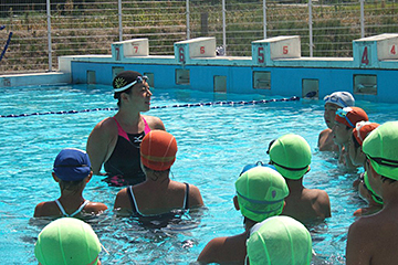 「下小国小学校の水泳教室を指導する中村さん」の画像