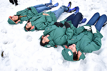 「長岡雪しか祭りの会場で初体験の雪に大興奮」の画像