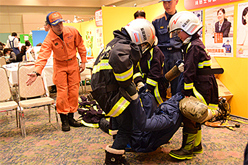 「チームで救助活動を行った消防士体験」の画像