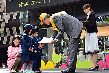 「磯田市長に宣誓書を手渡しました」の画像