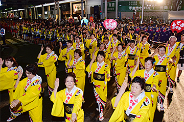 「52団体約5,400人が参加した大民踊流し」の画像