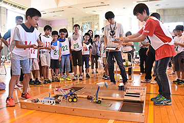 「小学生ロボコン大会を開催」の画像