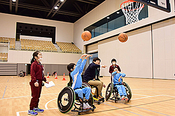 「障害者スポーツ体験会を開催」の画像