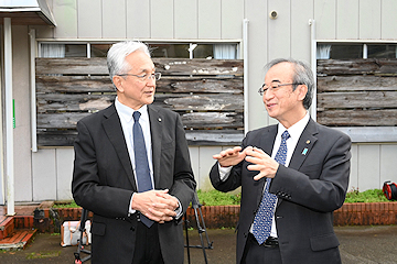 「診察の様子を見学した花角県知事と磯田市長」の画像