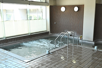「お風呂や温水プールが人気の同施設」の画像1