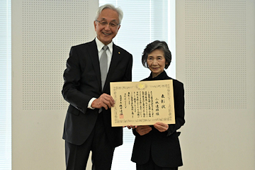 「小林達雄さんへの長岡市表彰の授与式」の画像