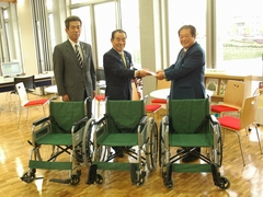 「車いす３台を長岡市倫理法人会からいただきました」の画像