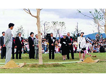 「秋篠宮ご夫妻による記念植樹」の画像